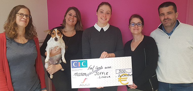 Les membres du groupe de travail RSE d'AMi2 et Marion Joffle. De gauche à droite : Chloé, Aurélie (et Gipsy), Marion, Annabelle et David.