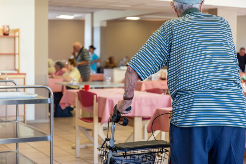 Personne agée avec déambulateur au restaurant de la maison de retraite